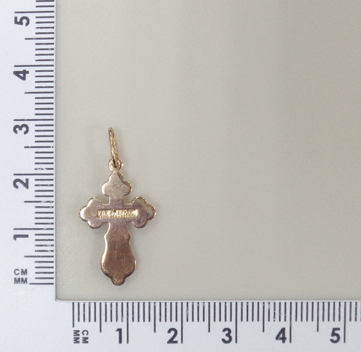 Подвеска-крест из комбинированного золота